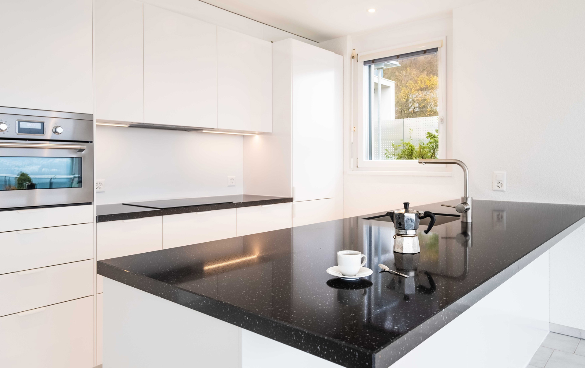 埼玉・東京・神奈川・千葉の賃貸物件の原状回復工事、入居前・引き渡し前の清掃、リフォーム・リノベーション、外装工事・屋根工事ならKM clean株式会社（ケイエムクリーン）。